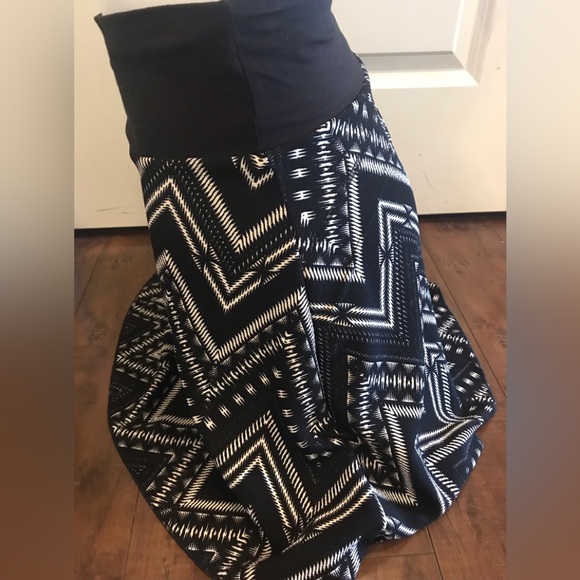 Marie C Black White Zig Zag Elastic Waistband Mini Skirt size Small - Picture 3 of 10